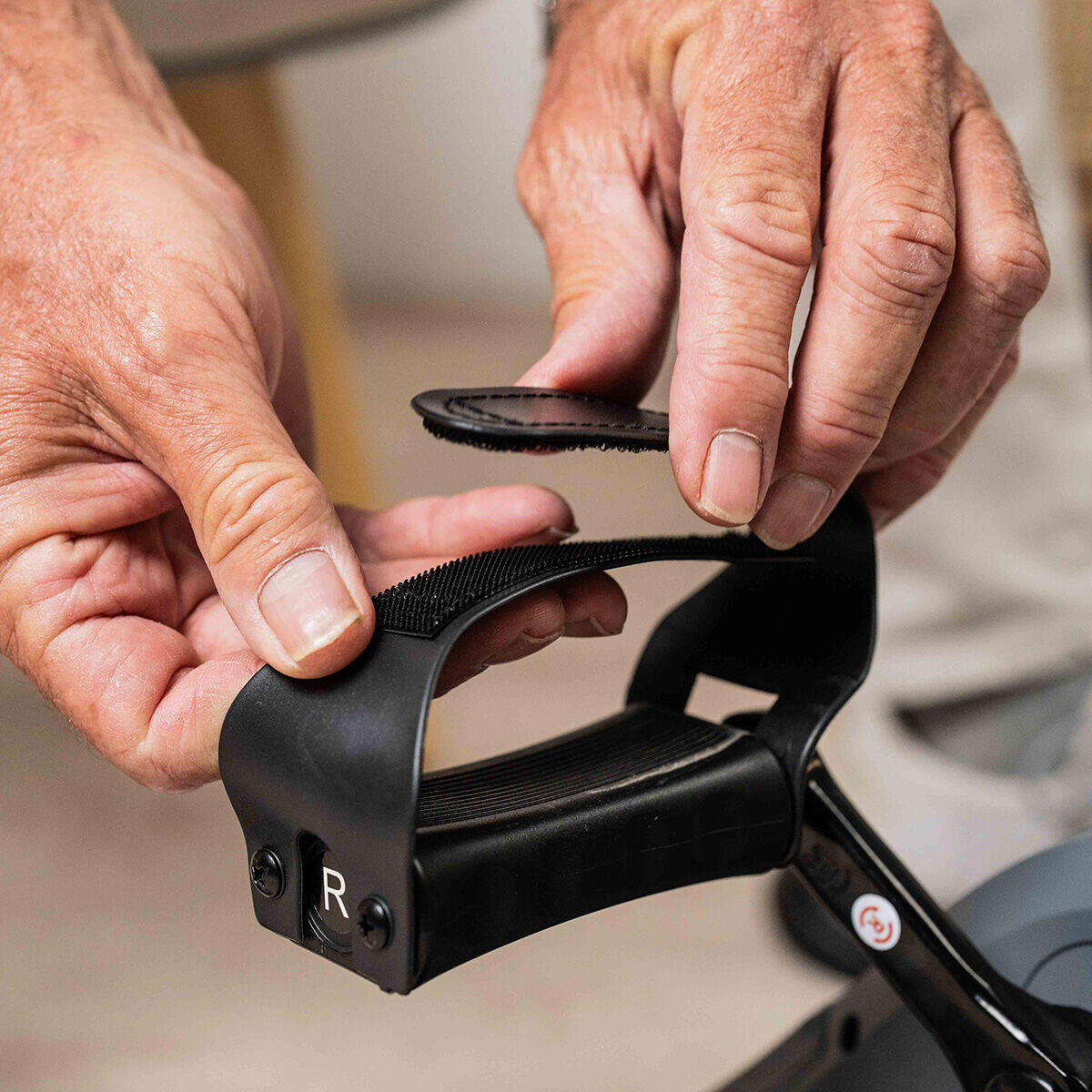 Velora 3000 Pro – Pedaleador Eléctrico 2 en 1 para Piernas y Brazos (InnovaGoods)